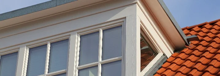 Dachausschnitt mit Gaube und Dachfenstern